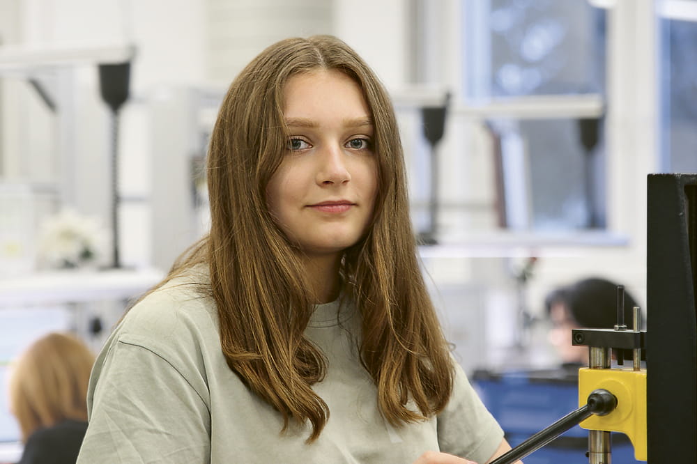 Portrait of Cara Mia Pesta, trainee as manufacturing metrology technician at Freudenberg Sealing Technologies (FST) in production