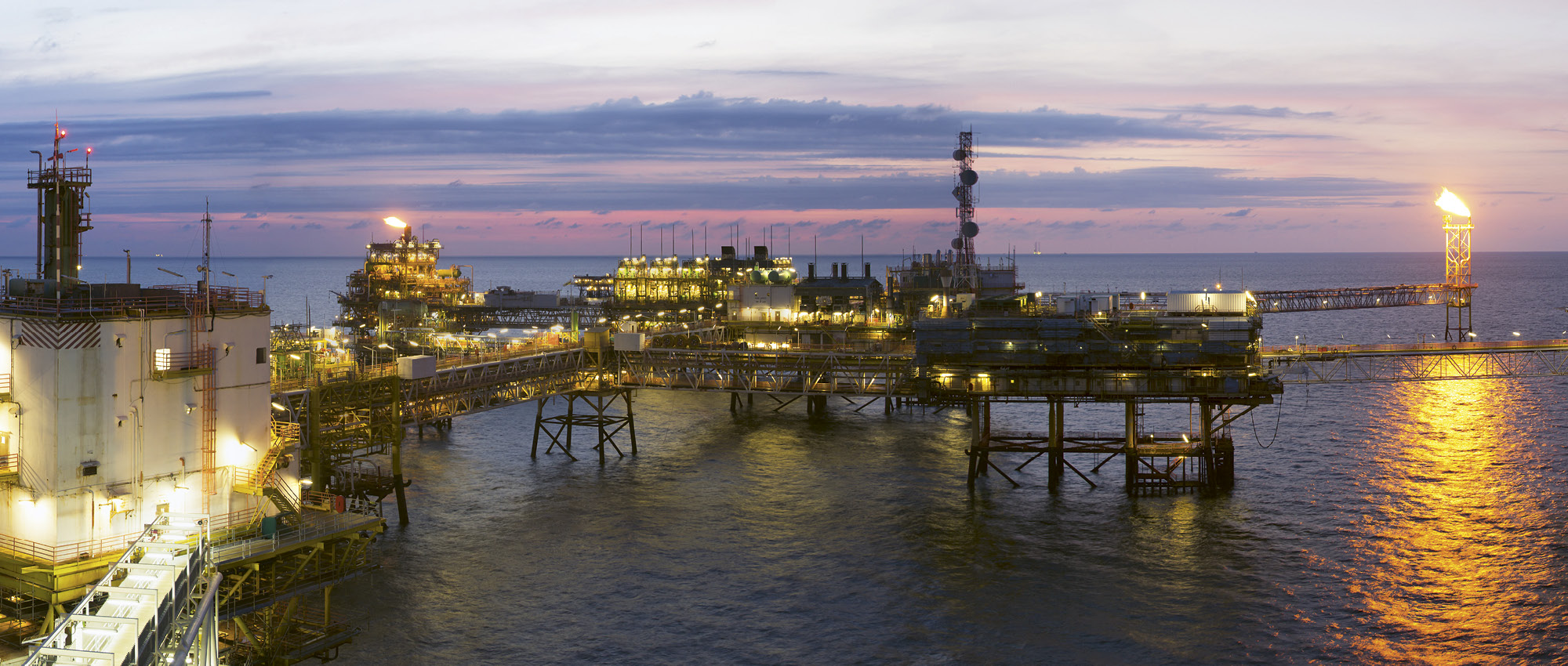 Hydrogen plant in the ocean at sunset. Copyright: shutterstock/corlaffra