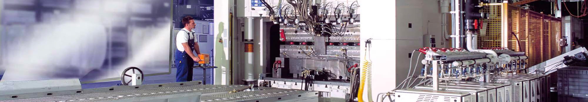 Industriepresse in einer Fabrikhalle