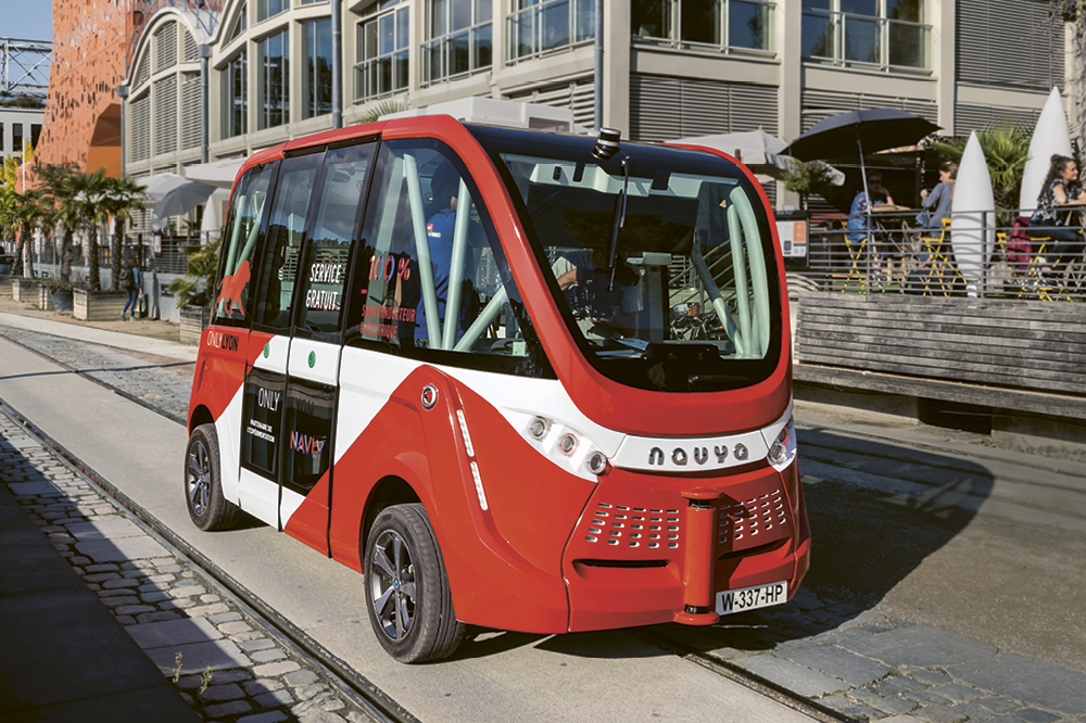 Roter autonom fahrender Bus, der in Lyon durch die Straßen fährt. Copyright: Viennaslide / Alamy Stock Foto