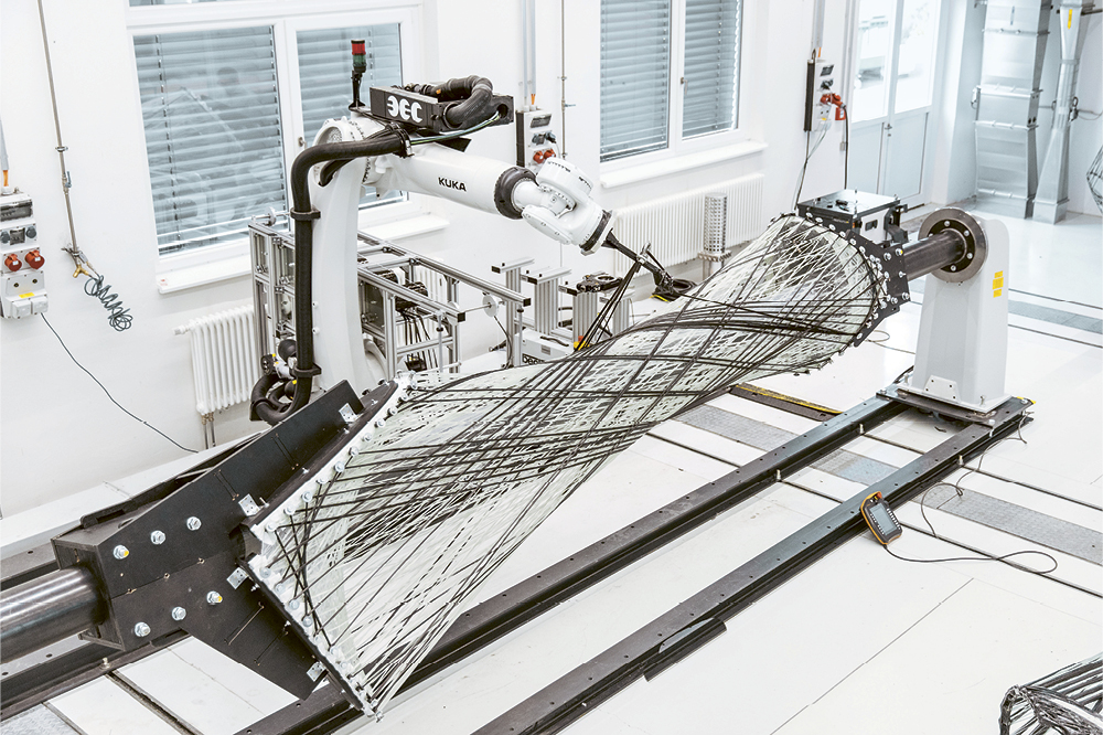 Ein Roboterarm webt architektonische Bauteile
