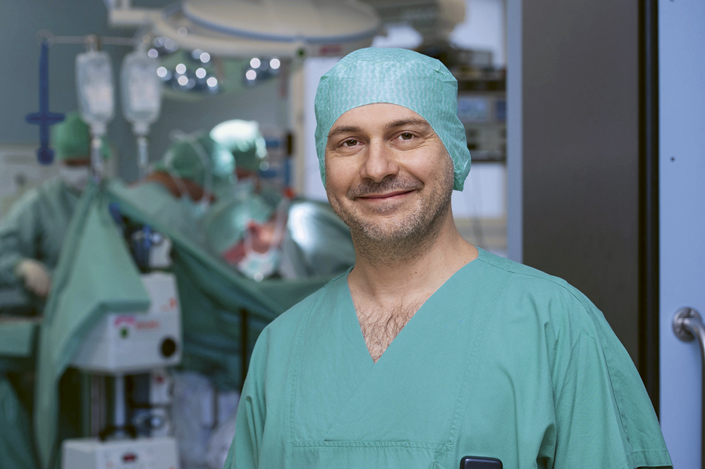 Porträt von Prof. Dr. med. Beat Müller im OP-Kittel im OP-Saal.