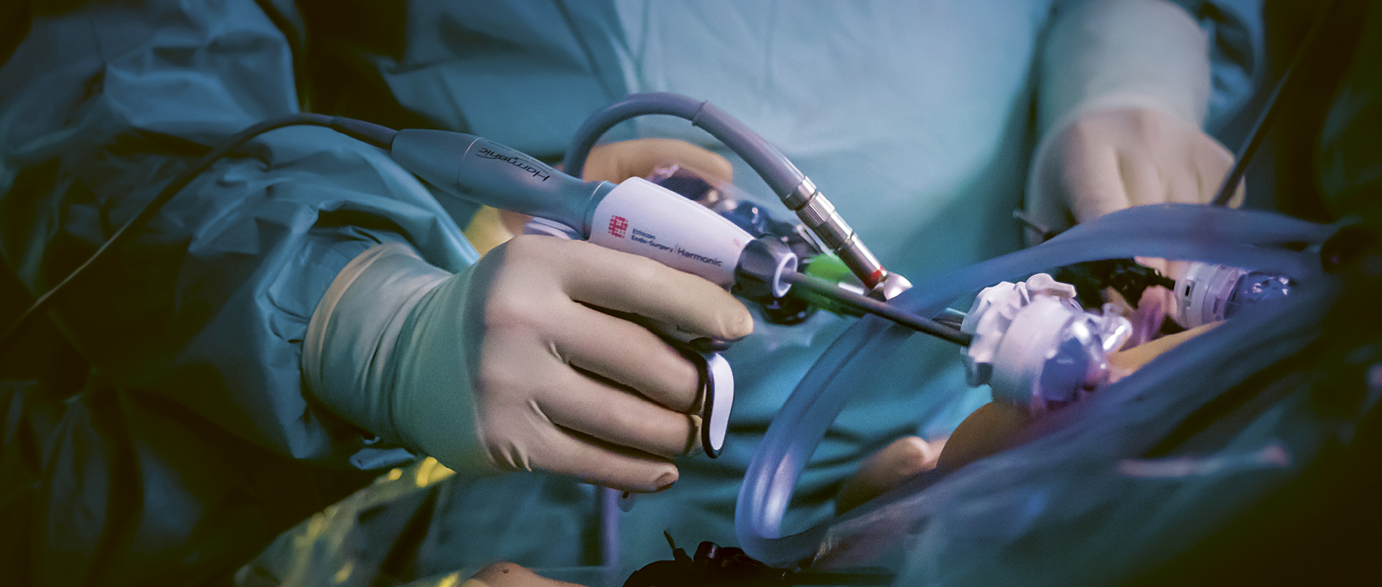 Nahaufnahme mehrerer Hände die eine Operation durchführen. Copyright: Universitätsklinikum Heidelberg
