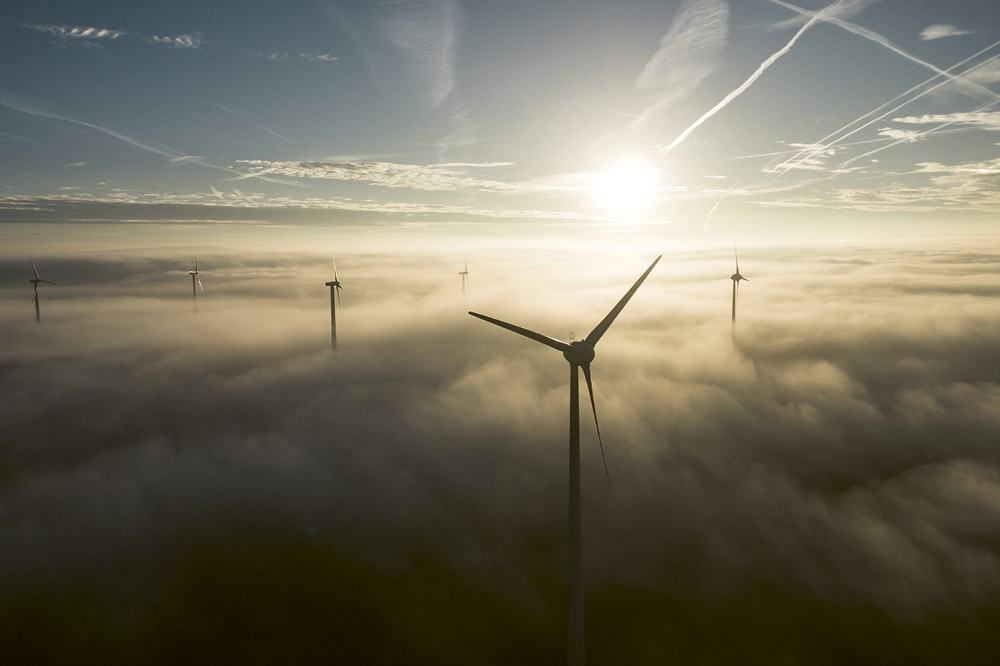 Windräder im Sonnenuntergang.