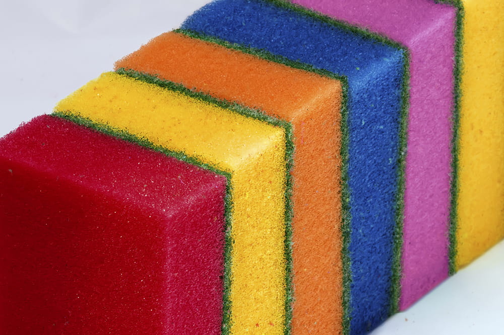 Bunte Schwämme in einer Reihe aufgestellt.