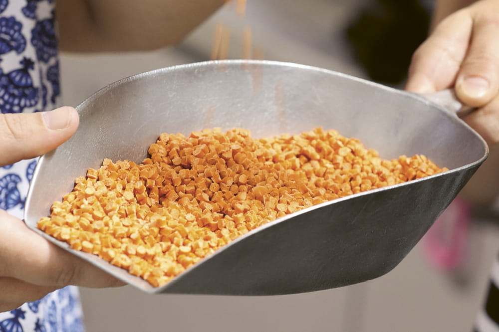 Das Plastik Quantix ULTRA in einer Metallschüssel.