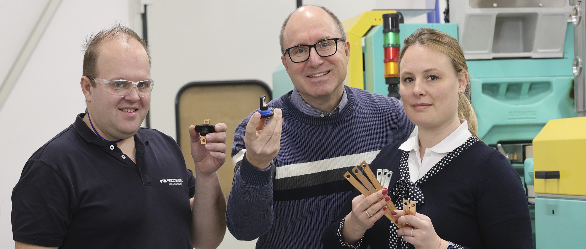 Incubation-Team Andreas Tinz, Carsten Former und Katinka Raschke halten lächelnd Busbar Produkte in die Kamera.
