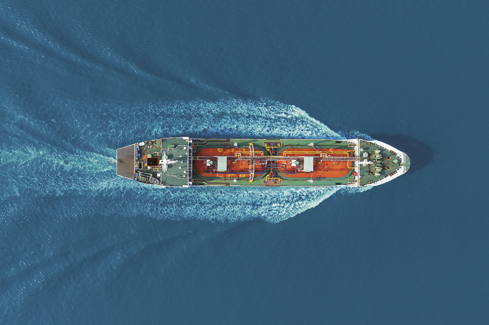 Ein Schiff auf dem Ozean aus der Vogelperspektive. Copyright: iStock/Suriyapong Thongsawang