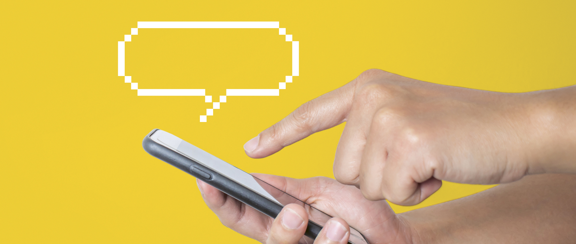 Eine Hand tippt auf einem Handy. Im gelben Hintergrund taucht eine Sprechblase auf. Copyright: iStock/Phira Phonruewiangphing