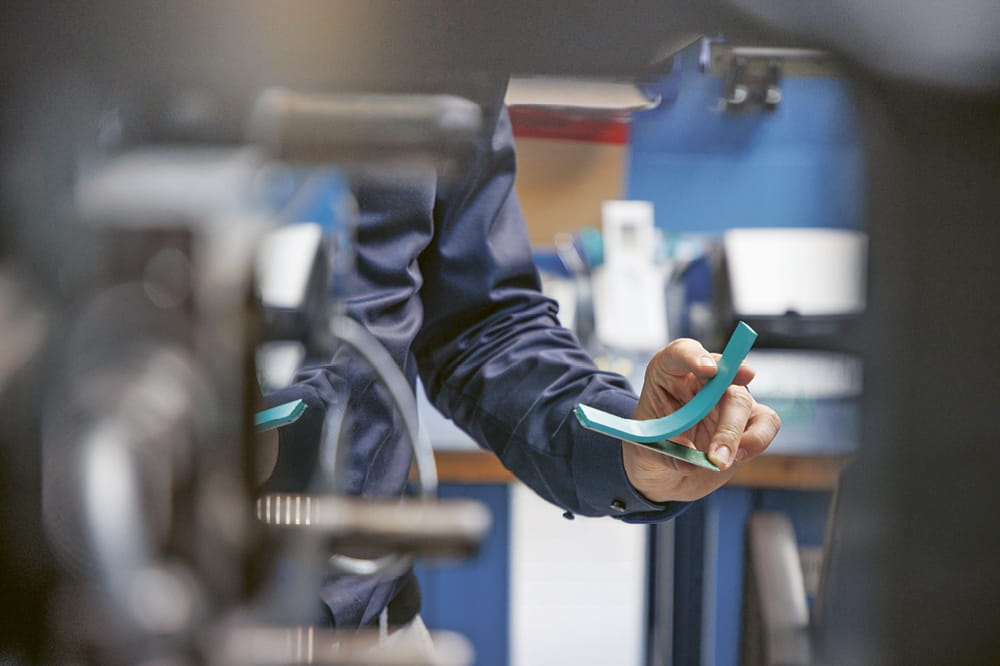 Prüfkörpers eines Blauen Elastomers verbunden mit einer Metallplatte. 