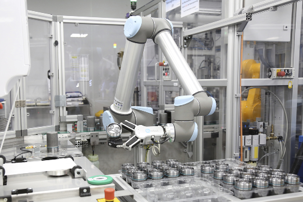 Ein Roboterarm in einer Fabrik.