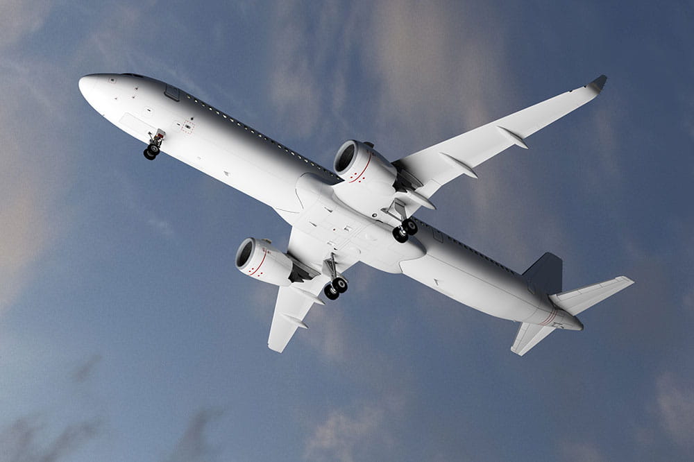 Airbus von unten betrachtet, vor wolkigem blauen Himmel, mit ausgefahrenem Fahrwerk, zwei unter den Tragflächen montierten Düsentriebwerken, sichtbaren Details des Rumpfs und gepfeilten Tragflächen