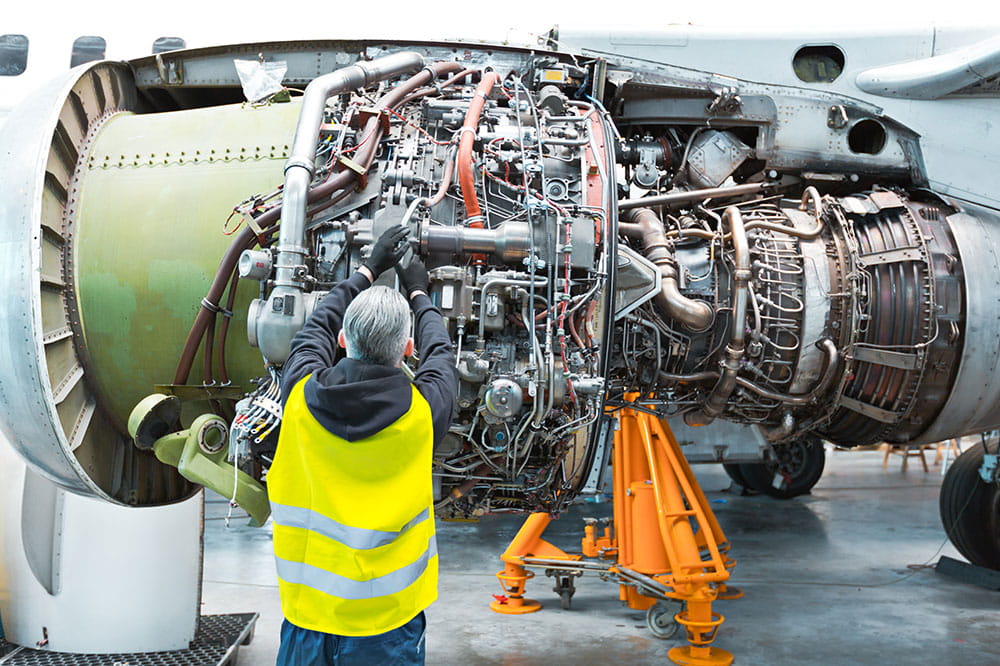 Flugzeugwartung mit langlebigen Freudenberg-Dichtungslösungen, um Aircraft-On-Ground-(AOG)-Fälle und Betriebskosten zu minimieren.