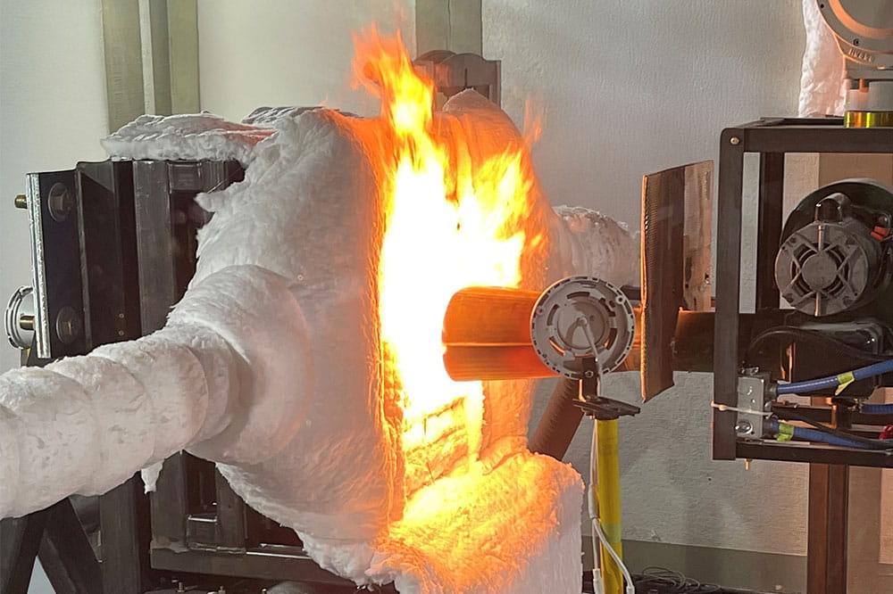 Visualisierung regulatorischer Anforderungen der Luftfahrt, verdeutlichend die Einhaltung internationaler Standards wie AS9100 und ISO 2685 durch Freudenberg-Dichtungsmaterialien.