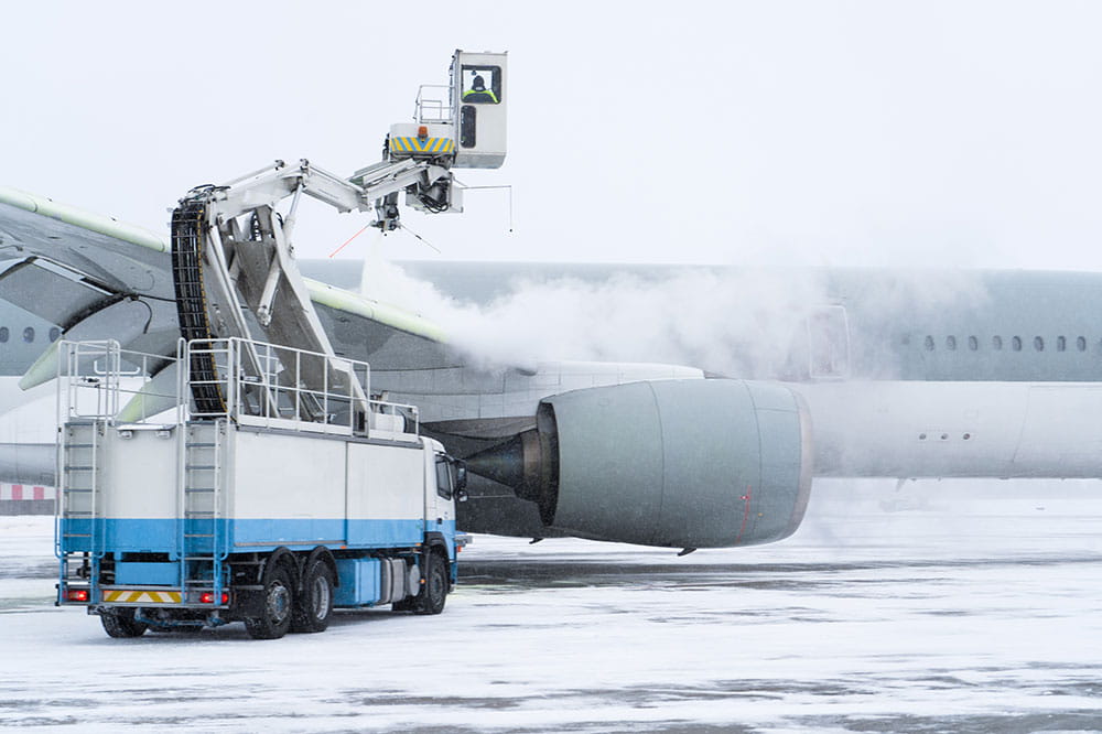 Flugzeugtriebwerke im Betrieb bei extremen Temperaturen und Drücken, zuverlässig geschützt durch Hochleistungsdichtungen von Freudenberg.