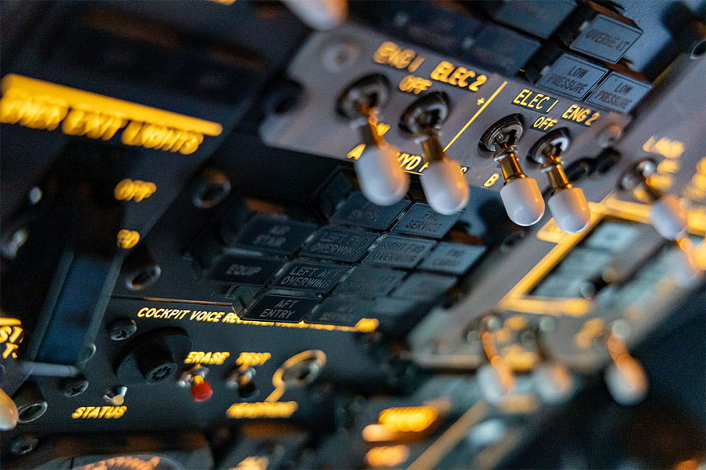 Cockpit-Kontrollpanel eines Flugzeugs, das die entscheidende Rolle von Motordichtungen für Sicherheit und Leistung unter extremen Bedingungen verdeutlicht.