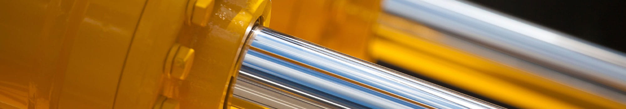 Zwei gelbe Hydraulic-Kolben mit Metallrohr