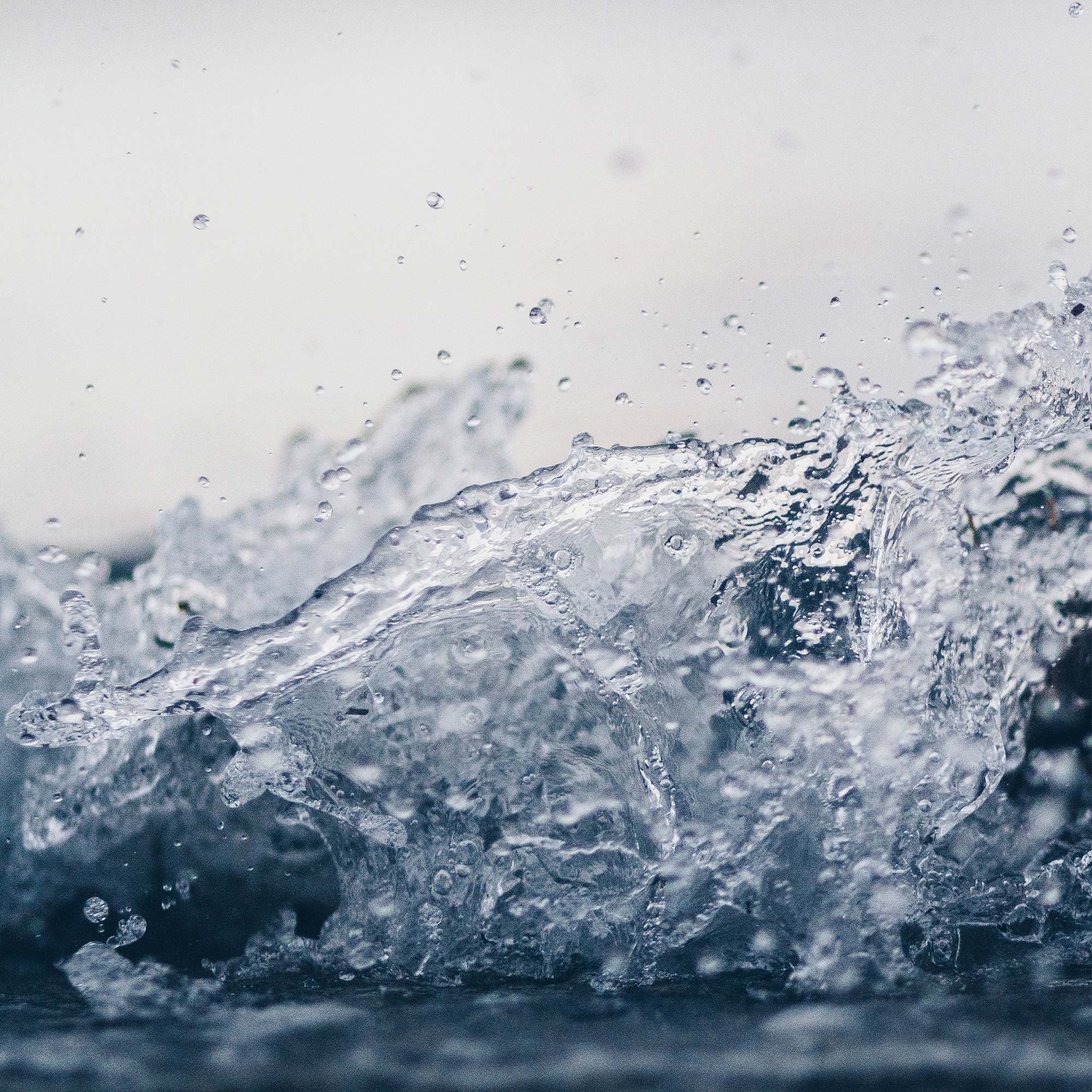 Wasserwelle /-spritzer mit Luftblasen