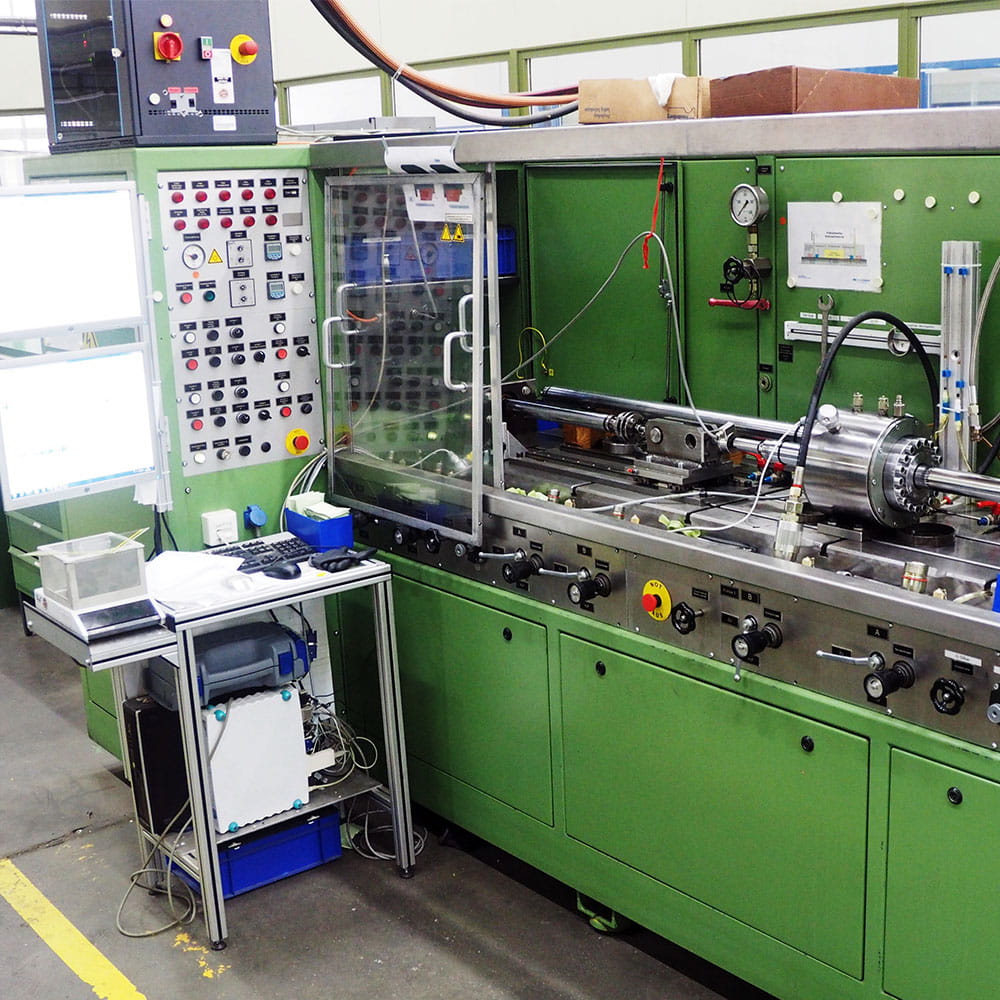 Prüfstand mit Hydraulikkomponenten im Testbetrieb