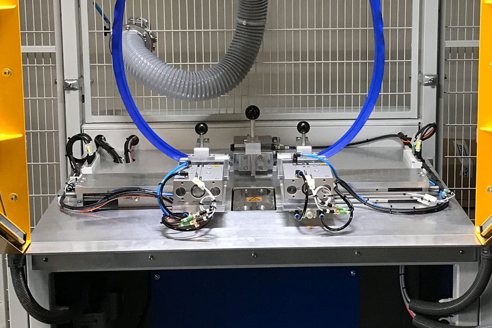 Blaue Dichtung wird auf einer metallischen Fläche von einer Maschine geschweißt